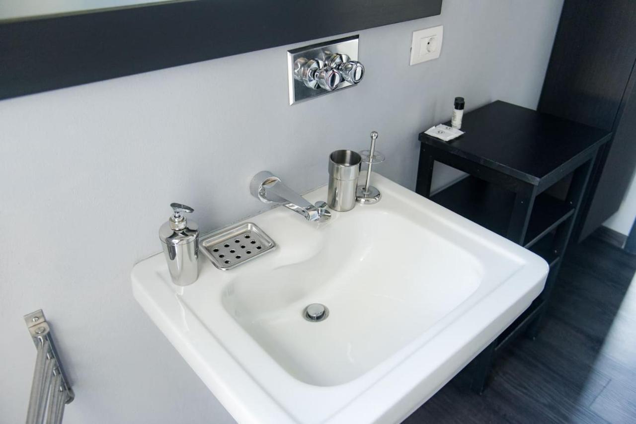 Apartament Via Mentana 32 - The House Of Travelers Como Zewnętrze zdjęcie